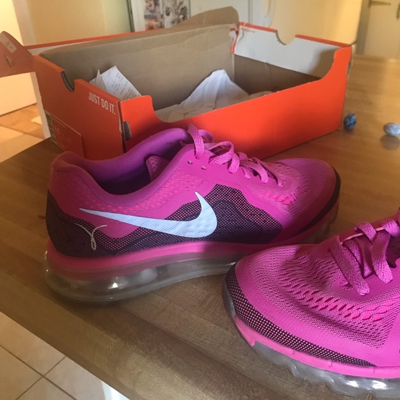 Women’s Nike Shoes - Picture 2 of 2